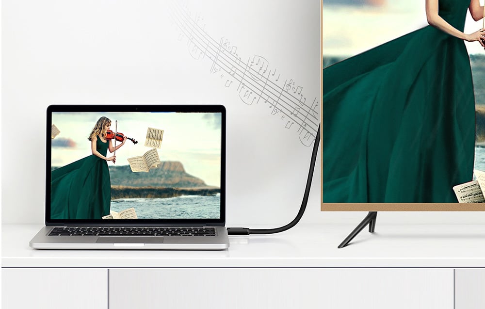 laptop podłączony do telewizora