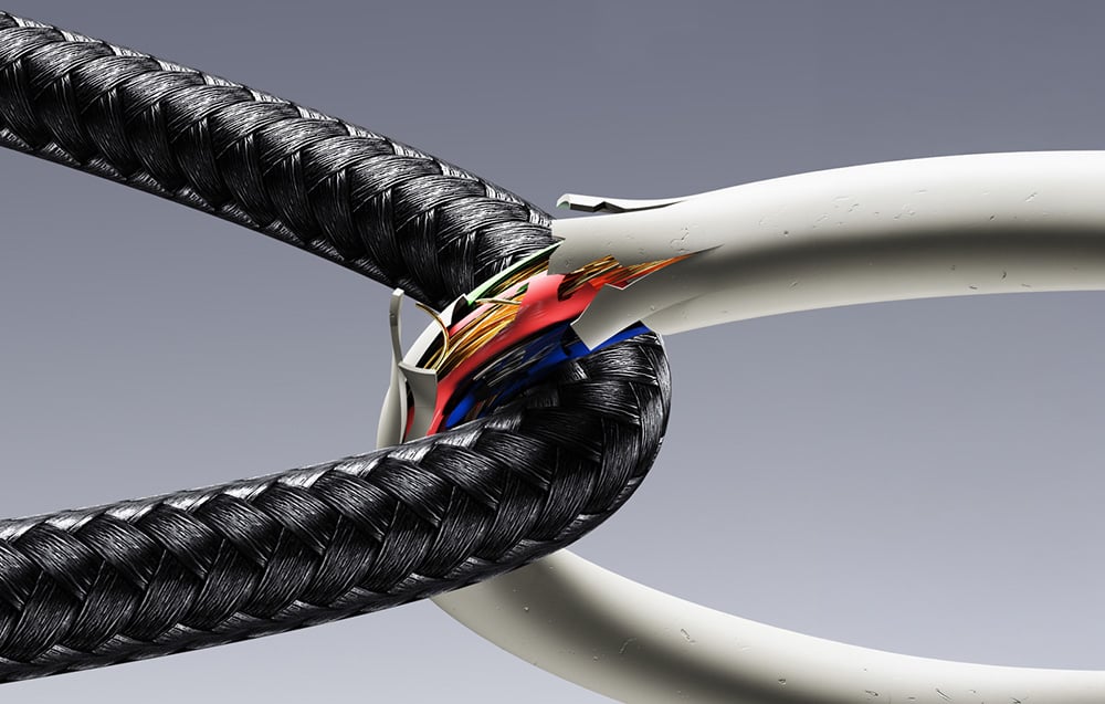 2 kable obok siebie: jeden w oplocie, a drugi uszkodzony