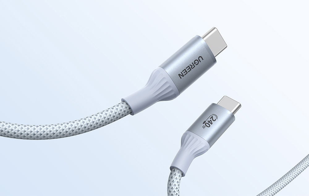 2 cabluri Ugreen USB-C 240 W cu împletitură din nailon pe un fundal albastru deschis