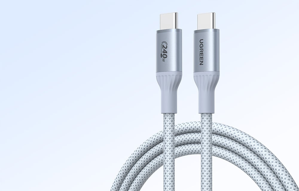 Cablul Ugreen USB-C 240 W cu împletitură din nailon pe un fundal albastru