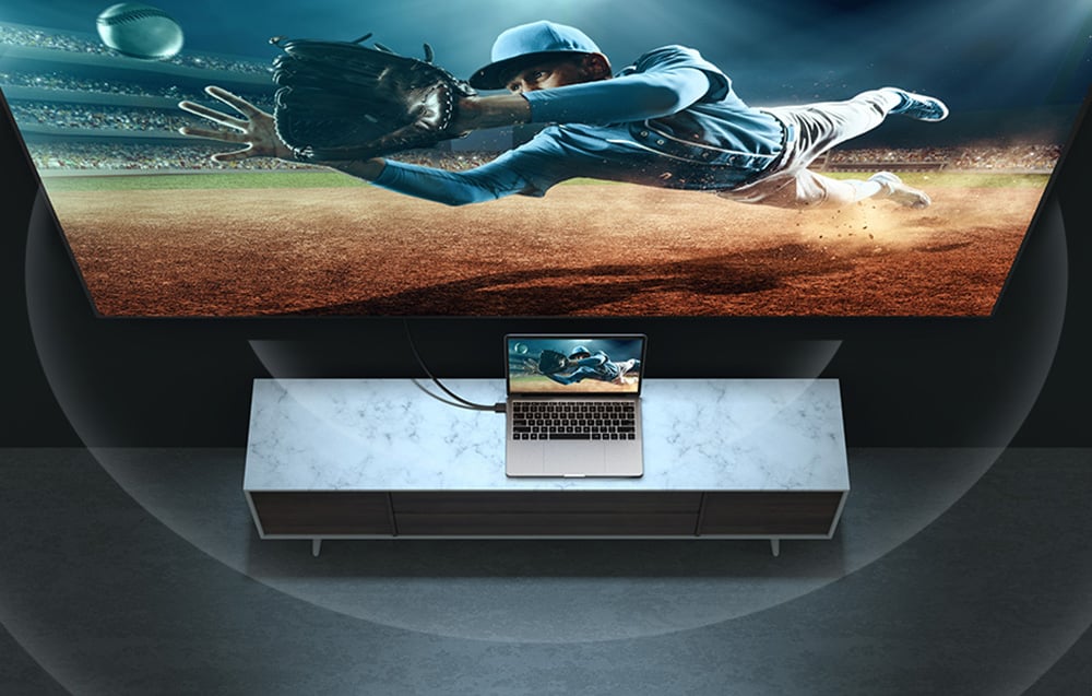 laptop podłączony kablem HDMI do dużego telewizora