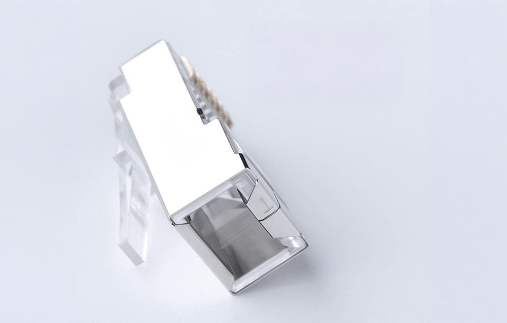 Wtyk Ugreen Rj45 na jasnym tle