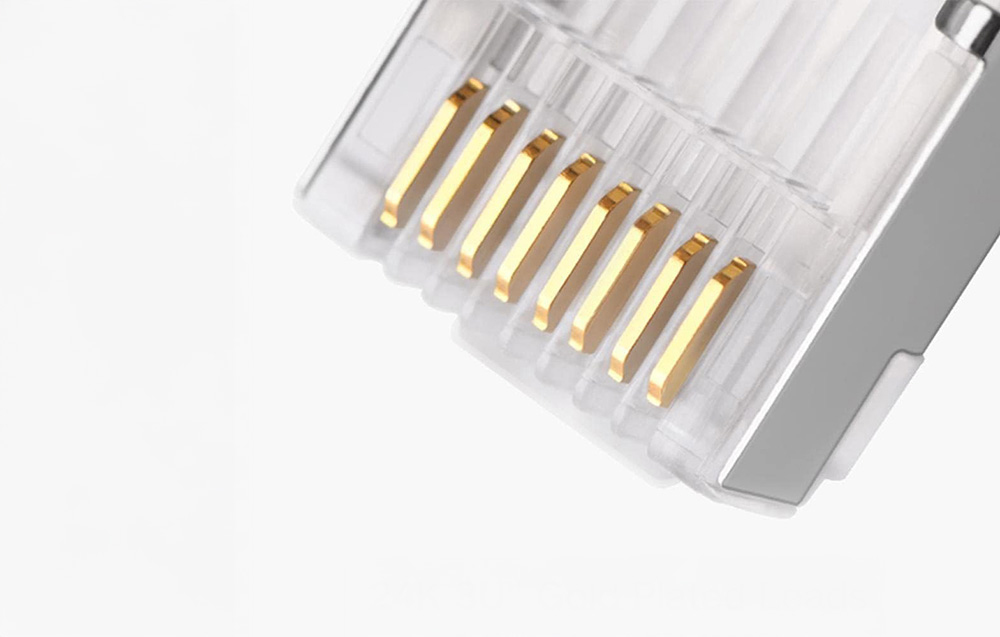 Zbliżenie na wtyk Rj45 na jasnym tle