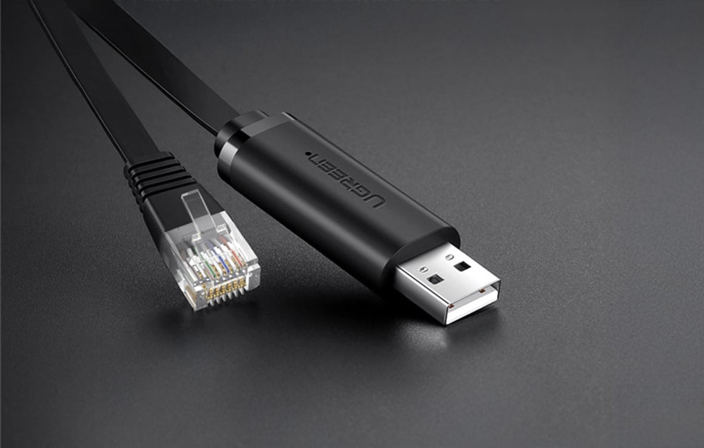 czarny kabel konsolowy na czarnym tle