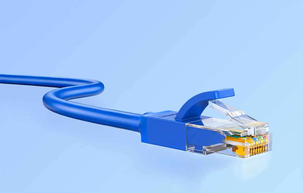 niebieski Kabel RJ45 Ugreen na niebieskim tle