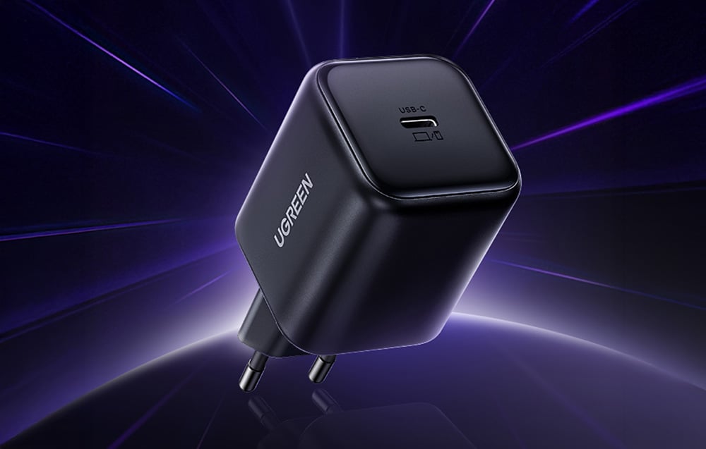 Czarna ładowarka sieciowa UGREEN z portem USB-C przedstawiona na dynamicznym, fioletowym tle świetlnym.