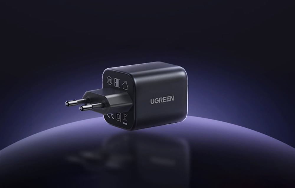 Czarna ładowarka sieciowa UGREEN pokazana na ciemnym, gradientowym tle.