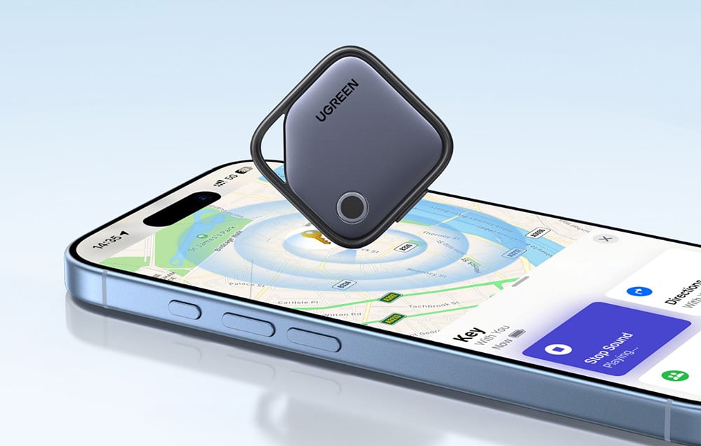 Lokalizator UGREEN unosi się nad smartfonem z otwartą mapą pokazującą funkcję śledzenia urządzenia.