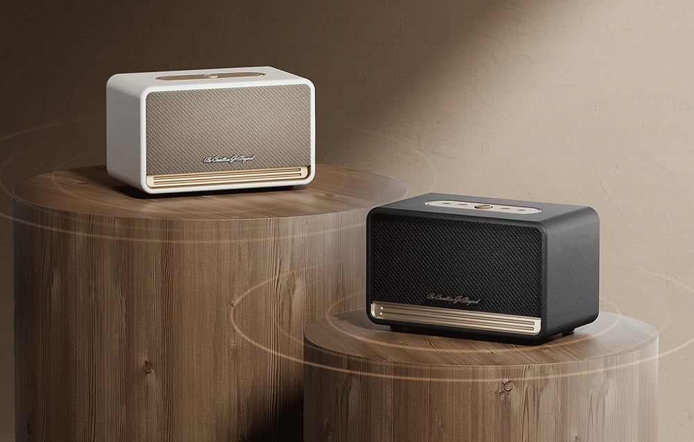 Biały i czarny głośnik na drewnianych kolumnach