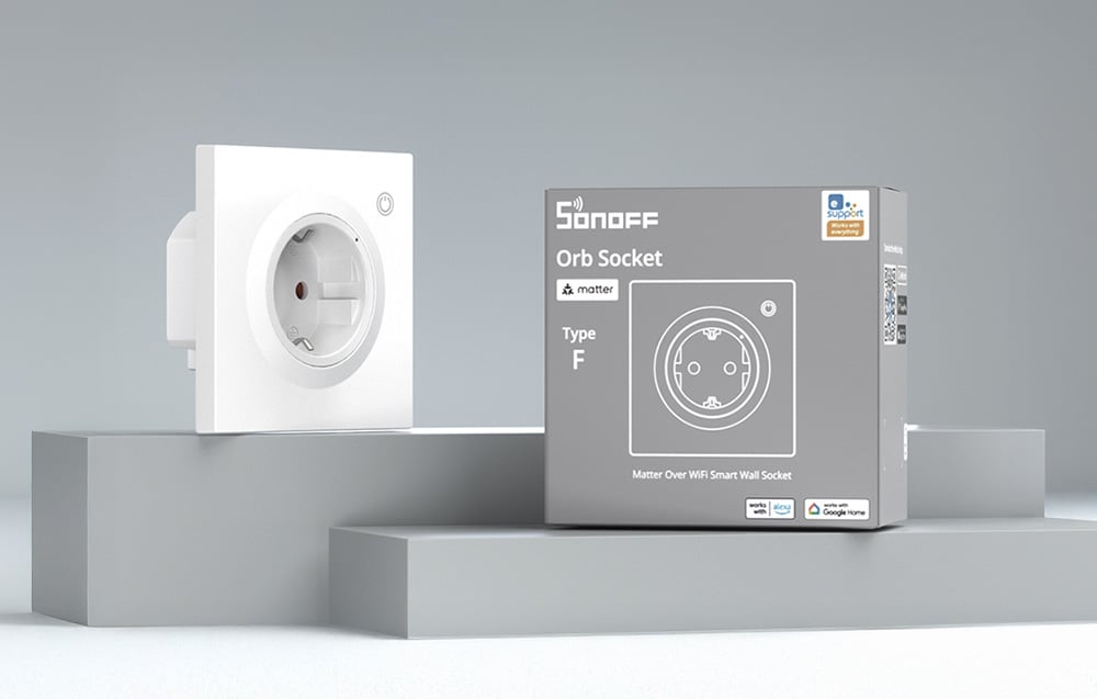Inteligentne gniazdko Sonoff obok oryginalnego szarego opakowania z logo Matter