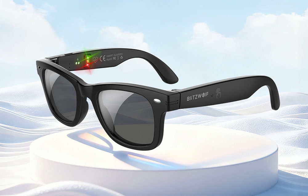 Ochelari Blitzwolf cu filtru de lumină albastră pe un suport alb și fundal alb-albastru