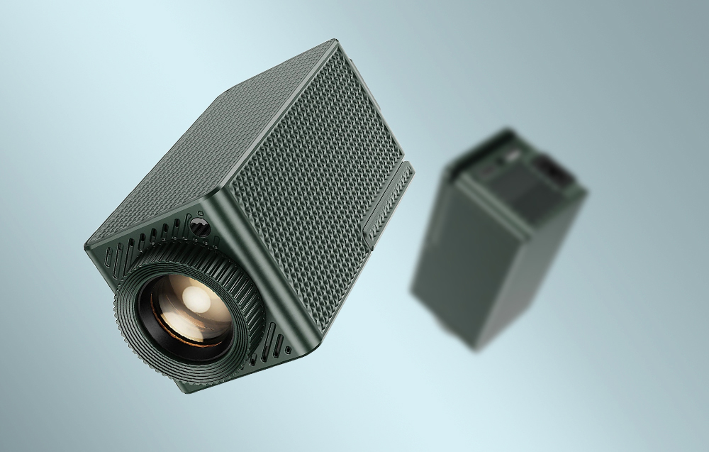 2 Blitzwolf Projektoren auf hellem Hintergrund