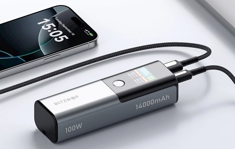 Powerbank Blitzwolf cu ecran conectat la un smartphone
