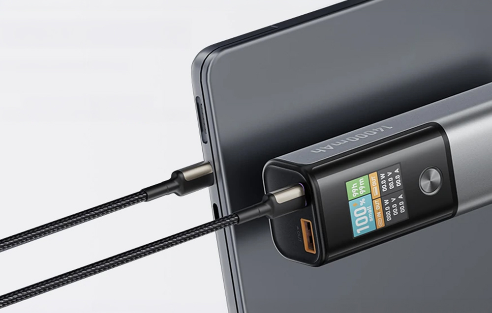 Laptop conectat la powerbank cu ecran