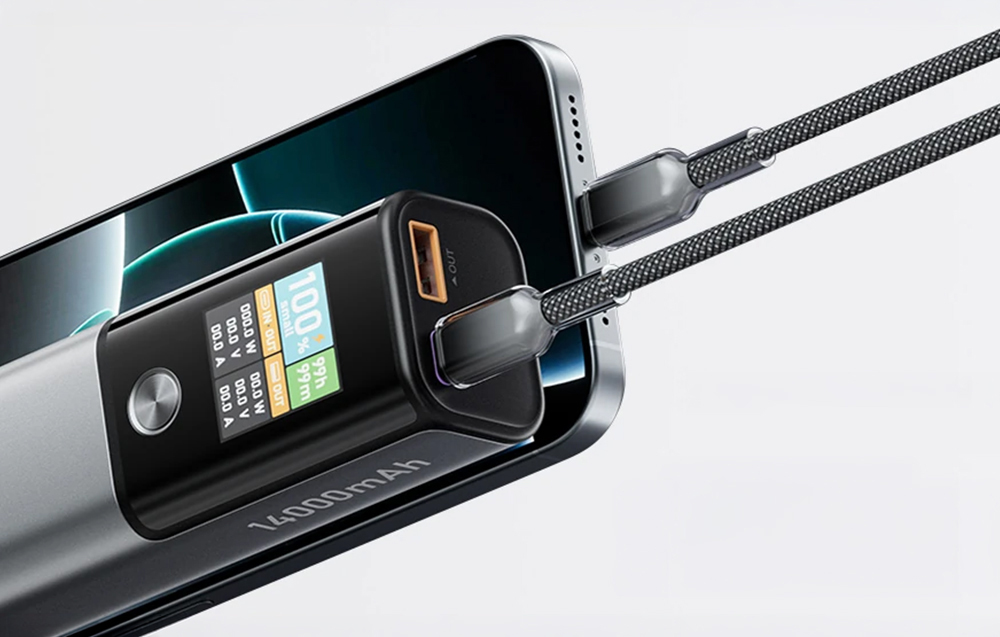 Powerbank conectat la un smartphone pe un fundal deschis