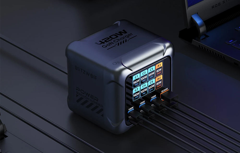 Încărcător Blitzwolf cu display conectat la diferite dispozitive pe un birou negru