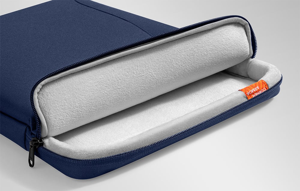 Granatowe etui tomtoc z otwartą komorą, puszystym, jasnoszarym wnętrzem i czerwoną metką CornerArmor