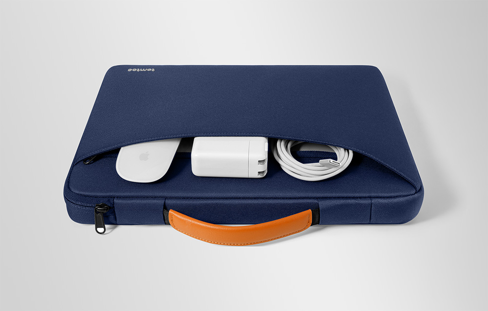 Granatowe etui tomtoc z otwartą kieszenią, myszką, ładowarką i kablem, na szarym tle