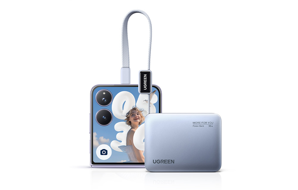 Szary powerbank Ugreen podłączony do smartfonu