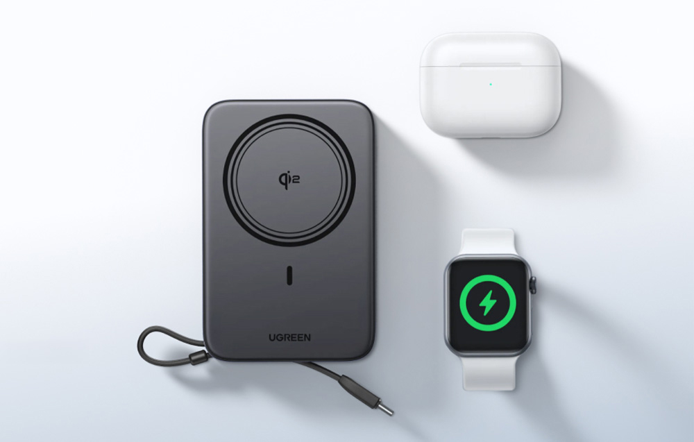 Szary powerbank magnetyczny Ugreen, smartwatch i słuchawki bezprzewodowe na szarym tle