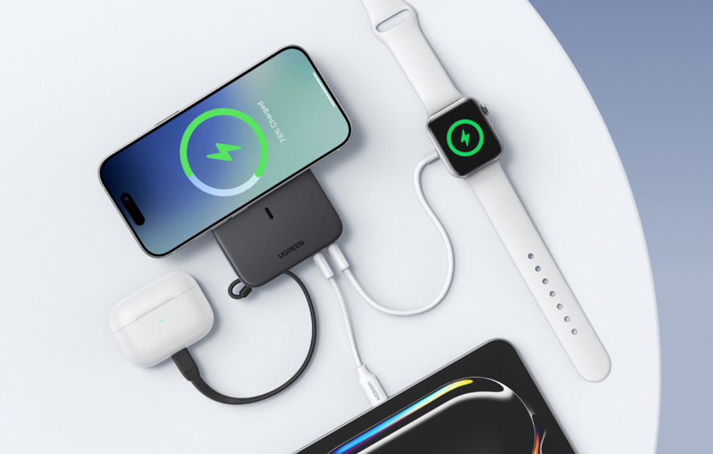 Szary powerbank magnetyczny Ugreen ładujący bezprzewodowo smartfona, oraz poprzez kabel smartwatch, słuchawki i tablet