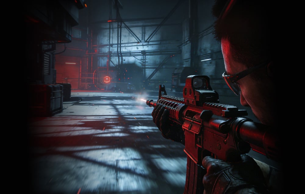 Widok z pierwszej osoby na gracza celującego z karabinu szturmowego w mrocznym, industrialnym korytarzu z czerwonym oświetleniem