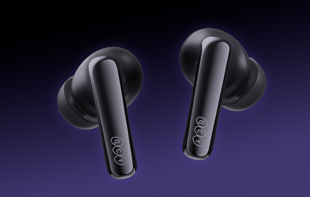 Dwie czarne, bezprzewodowe słuchawki douszne z widocznym logo