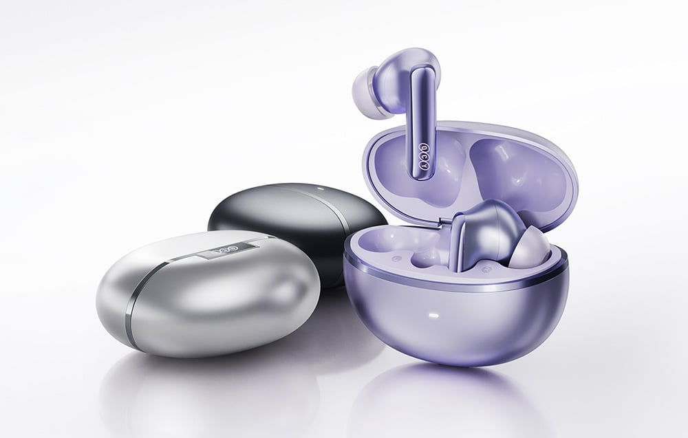 Trzy zestawy słuchawek QCY w różnych kolorach etui: fioletowym, czarnym oraz srebrnym na białym tle