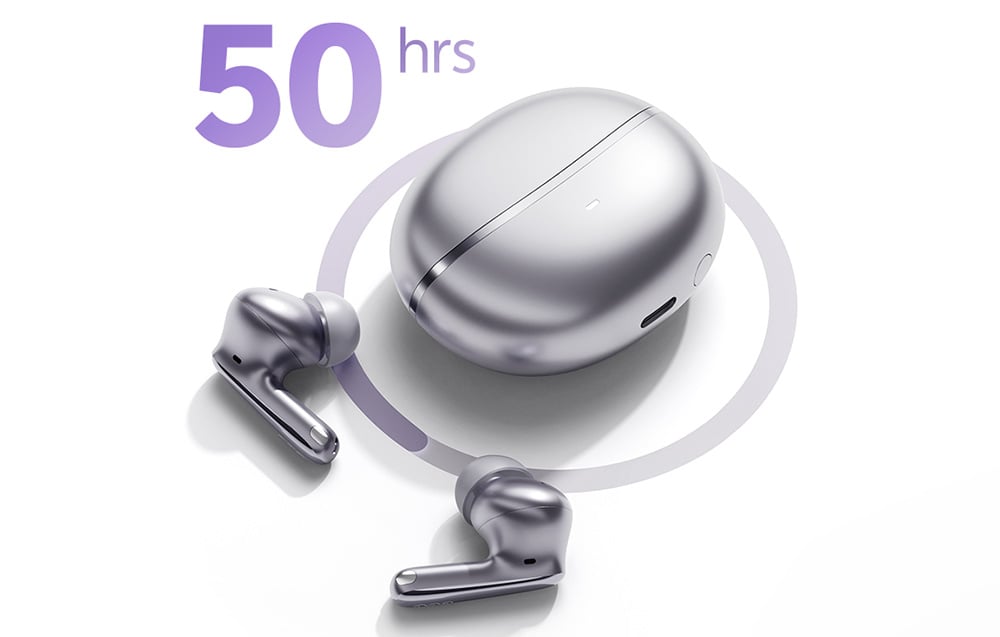 Srebrne słuchawki obok zamkniętego etui z fioletowym napisem 50 hrs, sugerującym czas pracy