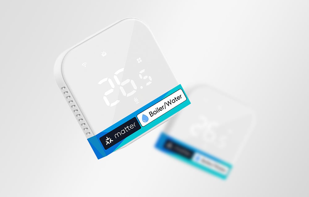 Dwa termostaty Meross, jeden wyraźny z przodu, drugi rozmyty w tle