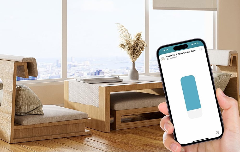 Smartfon z aplikacją do sterowania roletami na tle salonu z dużym oknem