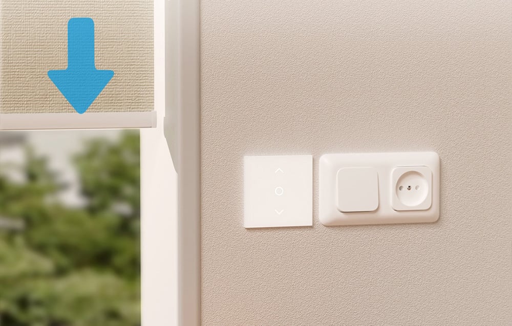 Biały inteligentny przełącznik rolet na ścianie obok okna z zamykającą się roletą