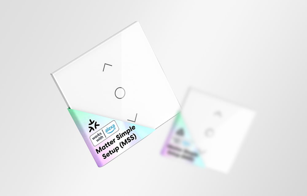 Dwa białe inteligentne przełączniki rolet na białym tle