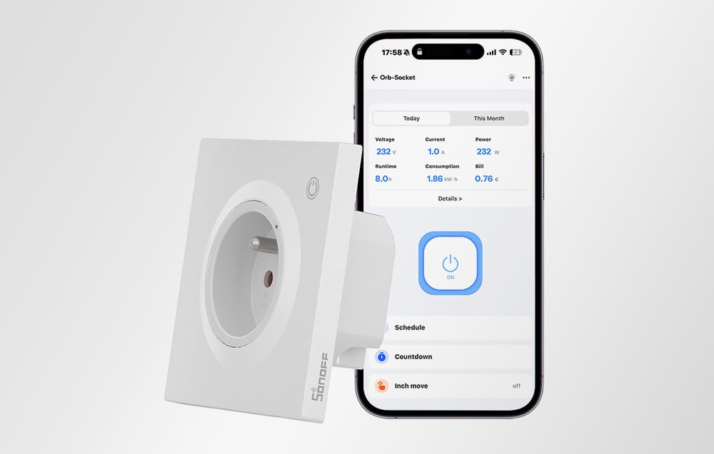 Inteligentne gniazdko Sonoff, obok smartfon z włączoną aplikacją