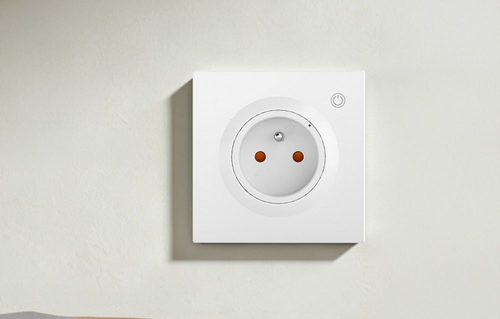 Inteligentne gniazdko na jasnej ścianie