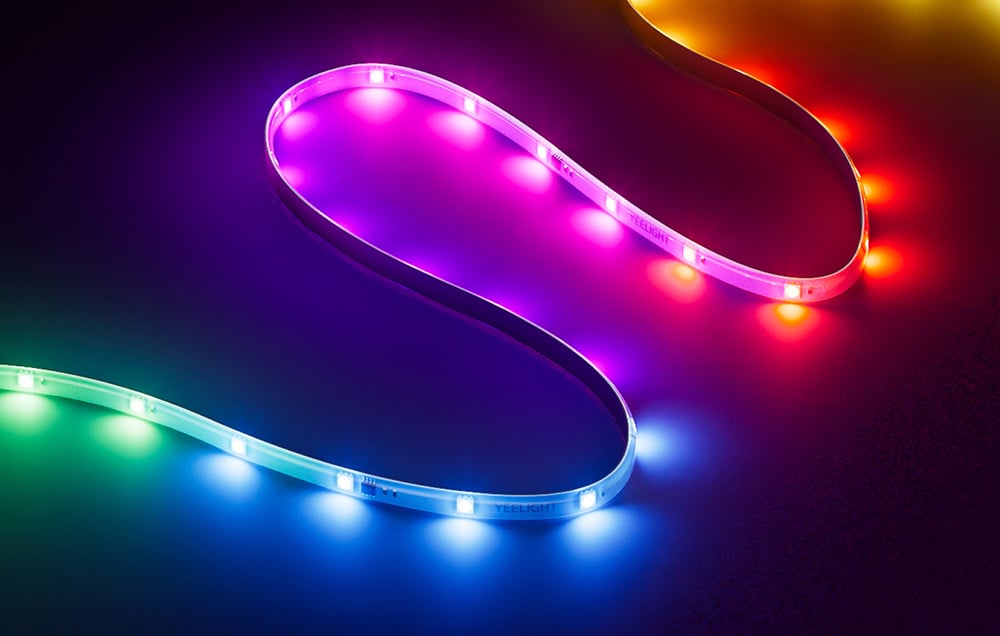 LED szalag, amely különböző színekben világít