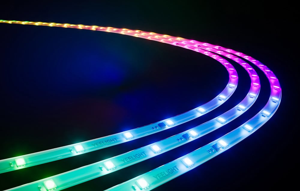 Közelkép a színes Yeelight LED szalagról fekete háttéren