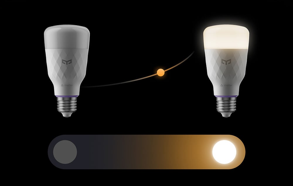 2 żarówki Yeelight: jedna wyłączona, druga pali się ciepłym światłem