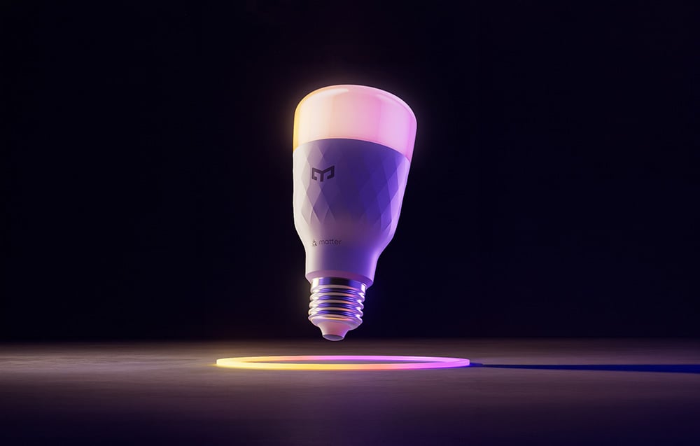 Inteligentne żarówka Yeelight na ciemnym tle z kolorowym okręgiem