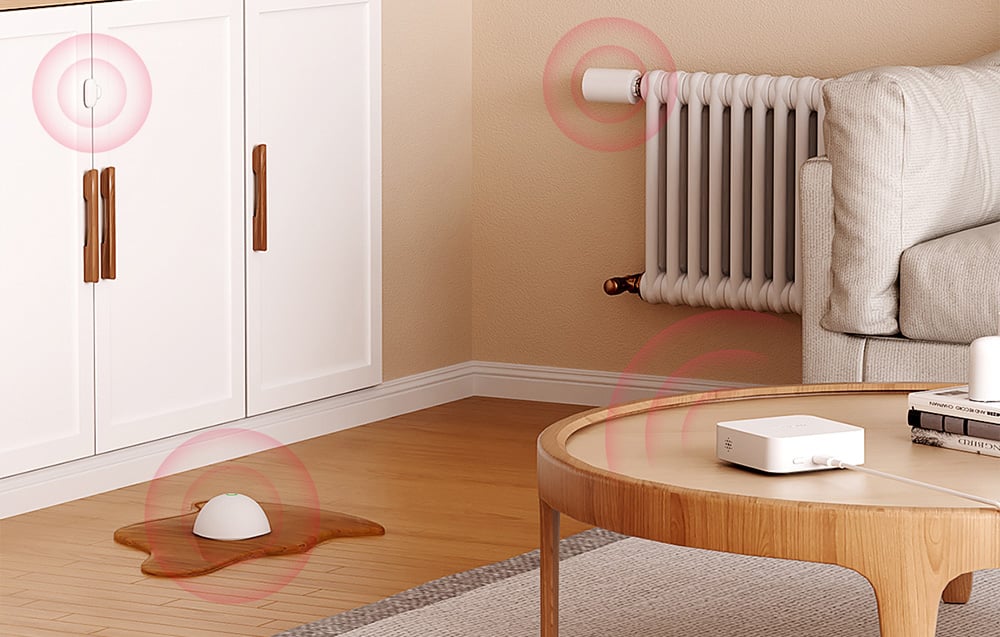 Intelligente Wi-Fi-Gateway MEROSS liegt auf einem Holztisch im Raum