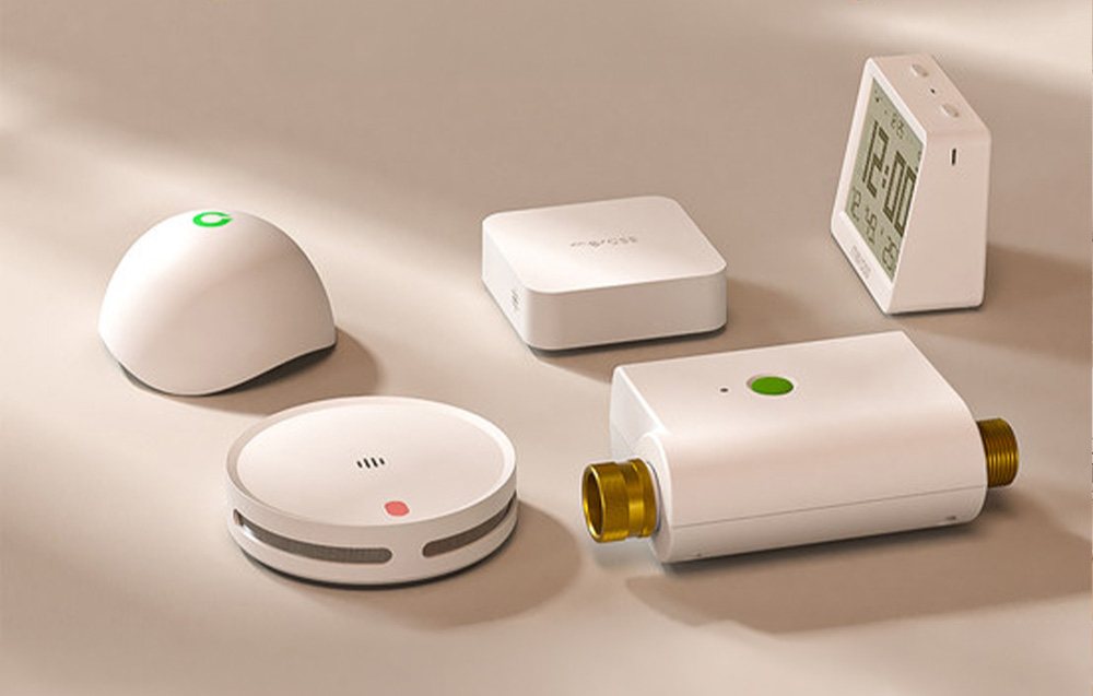 Intelligente Wi-Fi-Gateway MEROSS neben kompatiblen Geräten