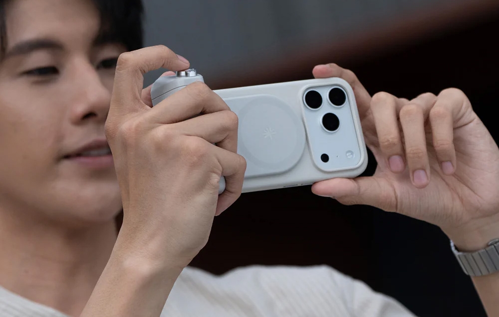 Egy személy a grip segítségével tartja a telefonját és vízszintesen fényképez
