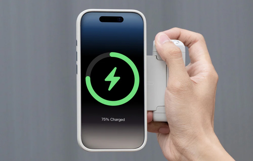 A grip segítségével rögzített telefon a vezeték nélküli töltés képernyőjét mutatja 75%-os töltöttséggel