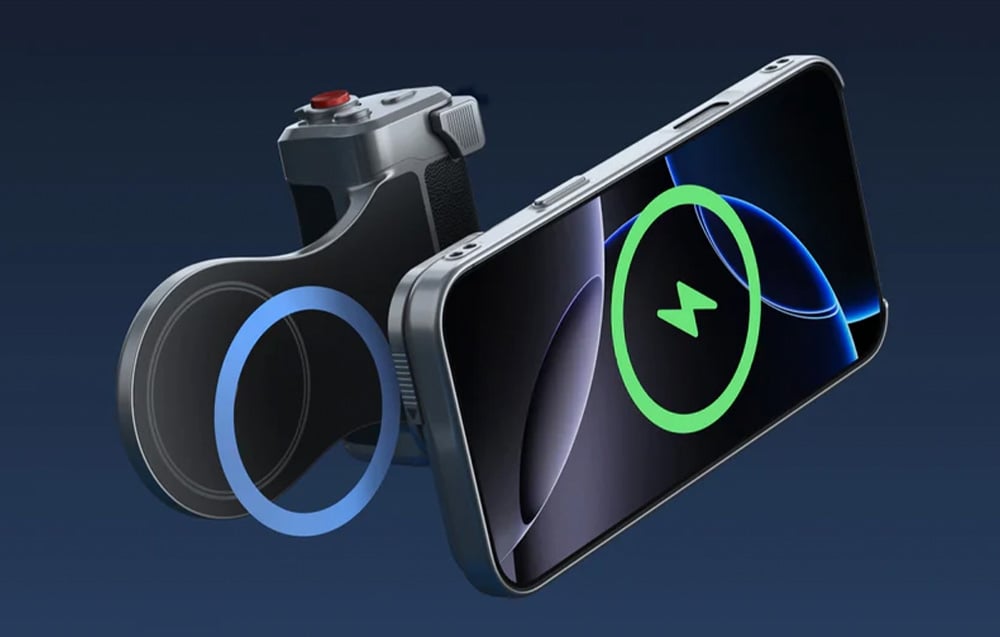 Smartfon z etui i uchwytem oraz kontrolerem, z grafiką ładowania bezprzewodowego na ekranie