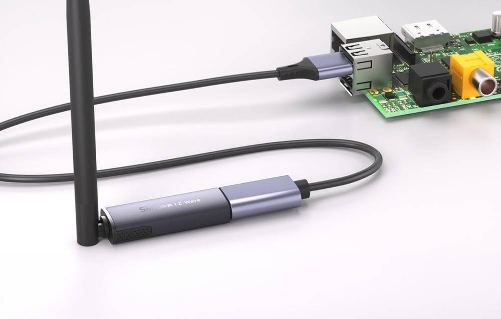 Adapter USB z anteną podłączony do komputera jednopłytkowego przewodem USB