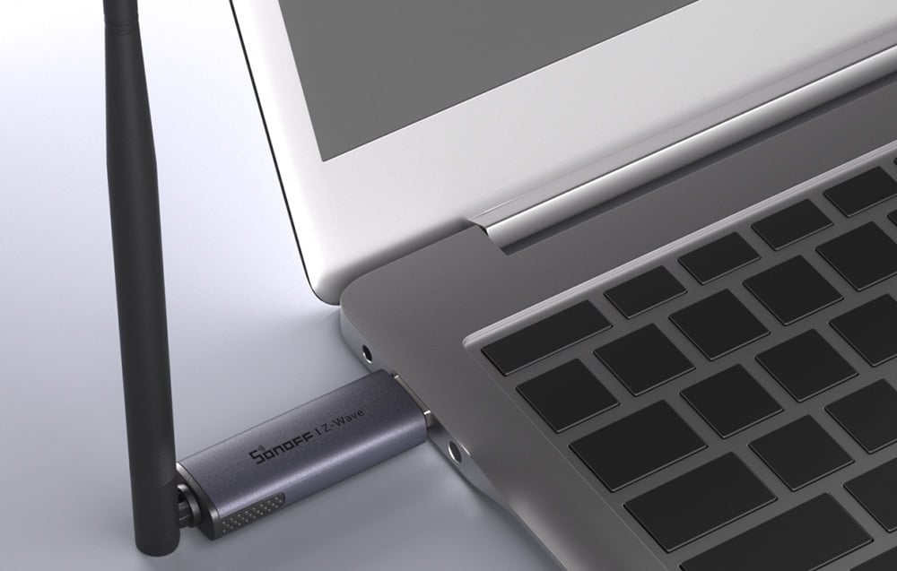 Bramka Z-Wave Sonoff podłączona do laptopa