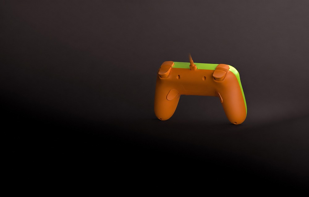 Hátsó nézet a zöld-narancssárga játékvezérlőről USB kábellel