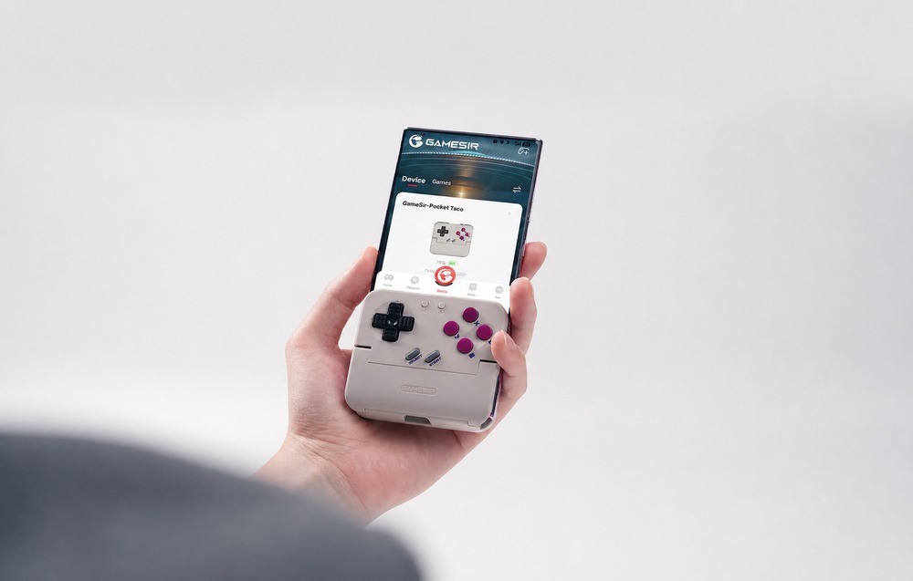 Dłoń trzyma smartfon z zamontowanym kontrolerem i otwartą aplikacją GameSir
