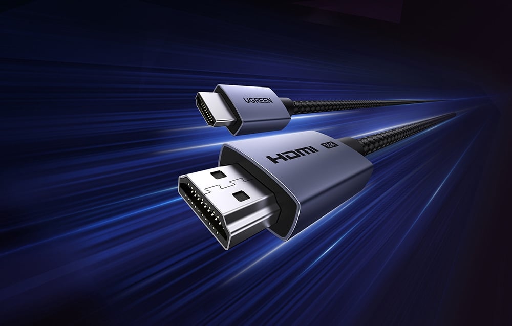 Dwie metalowe wtyczki kabla HDMI z oplotem zaprezentowane są z bliska na dynamicznym tle z poziomymi niebieskimi liniami światła