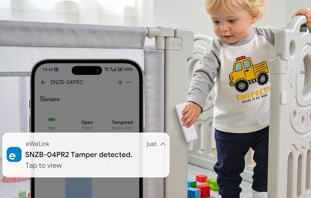 Chłopiec wychodzący z łóżeczka, obok smartfon z włączonymi powiadomieniami